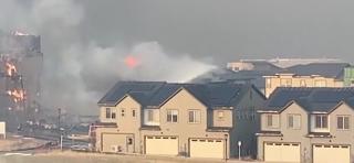 Sute de case au fost făcute scrum în urma unui incendiu, în Colorado. Două orășele au fost evacuate integral