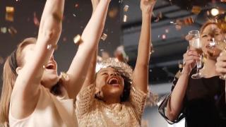 Tradiții și obiceiuri neobișnuite de Revelion. După trecerea în noul an, în Scoția, un bărbat cu păr brunet trebuie să intre în casă