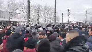 Un jandarm a fost lovit la tradiționala bătaie de la Ruginoasa. A fost lovit în faţă şi a ajuns la spital