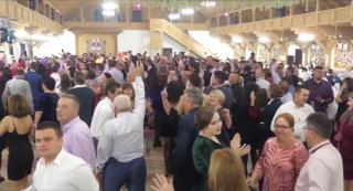 Revelion la restaurant, ca în vremurile bune. Imagini de la o petrecere cu 400 de invitați la Oncești, în Maramureș