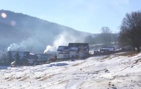 Ospăț la stână, în Bucovina. Turiștii nu se îndură să plece din peisajul de poveste de la poalele munților. ”Este ca în Rai”