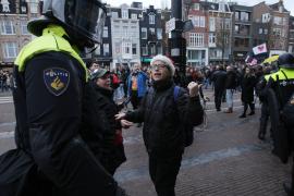 Un "tsunami" COVID - Omicron traversează Europa, dar oamenii nu mai vor în izolare. UK s-a resemnat, nu mai impune restricții