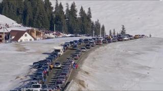 Cozi infernale în trafic la întoarcerea din concediul de la munte. Unii şoferi şi-au pierdut răbdarea şi s-au luat la bătaie