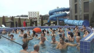 Stațiunea în care iarna e ca vara. Turiștii au petrecut prima zi din noul an cu dans, baie în piscină și mâncare bună