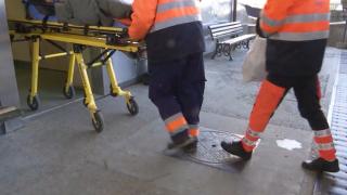 Un poliţist din Argeş a fost lovit de maşina pe care încerca să o oprească