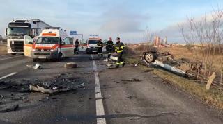 Impact frontal între două maşini, în Timişoara. Una dintre cele 8 victime e un copil de 13 ani: a fost depistat pozitiv cu Covid când a ajuns la spital