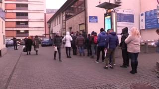 Cozile sunt sfinte pentru români. În prima zi lucrătoare din an s-au strâns la direcţiile de taxe şi impozite de la prima oră