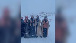 Imagini virale: Bărbați care cântă și dansează în zăpadă, după o ninsoare abundentă în Arabia Saudită