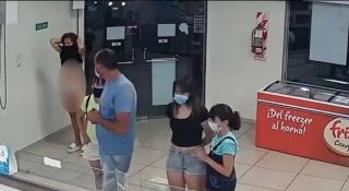 Imagini uluitoare cu o femeie din Argentina care intrase fără mască de protecţie în magazin. Şi-a pus rochia pe față, lăsând totul la vedere