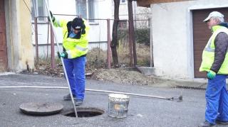 Dezastru în Deva. Oamenii aruncă scutece, haine sau peturi în toaletă, în loc să le ducă la tomberon