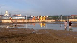 Cel mai mare parc din Satu-Mare, în valoare de 3 milioane de euro, a fost inundat. Muncitorii scot apa şi nămolul cu lopata