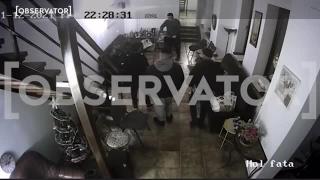 EXCLUSIV: Au scos maceta şi au acoperit camera de filmat. Primele imagini cu tinerii în vila distrusă de Revelion