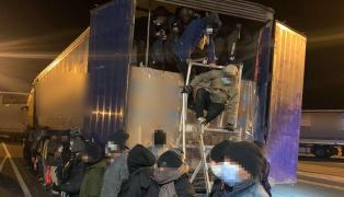 Zeci de migranți, găsiți înghesuiți într-un TIR care ieșea din România. Încercau să ajungă ilegal în Ungaria