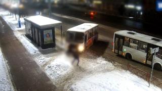 Momentul în care o femeie este lovită de autobuz în stație, surprins de camere. Imagini teribile filmate în Rusia