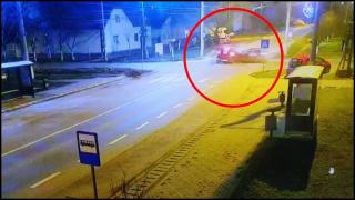 Moment dramatic surprins de camere: O șoferiță inconștientă din Timiș a intrat cu viteză într-o intersecție și a lovit în plin o mașină care circula regulamentar