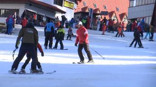 Iarna, nu la fel de generoasă la munte ca în alţi ani. Turiştii nu s-au îngrămădit pe pârtii, din cauza lipsei de zăpadă