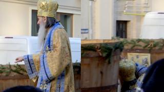 IPS Teodosie s-a lovit cu capul de un butoi în timp ce sfințea apa pentru Bobotează. Mitra de pe cap i-a atenuat lovitura