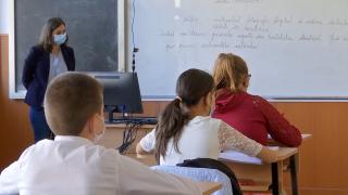 Sute de mii de elevi, afectaţi de schimbarea privind modul de acordare a burselor. Modificările propuse de Guvern