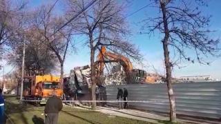 Tramvaie blocate zeci de minute pe şoseaua Progresului, după ce bucăţi dintr-o clădire s-au prăbuşit pe şine