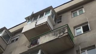 Aruncat de tată de la etajul 4, copilul de 7 ani din Vâlcea a ajuns în brațele mamei sale care era de gardă la spital