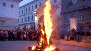 Un spectacol cu flăcări până la cer. Sârbii din Banatul românesc sărbătoresc într-un mod unic Ajunul Crăciunului
