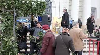 Credincioșii s-au luptat pentru crengi de brad de Bobotează la Iași. Și-au sfințit mașinile cu aghiasmă mare. VIDEO