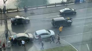 Filmul scandalului din trafic în care un biciclist a fost luat pe capota maşinii. De la ce a pornit cearta