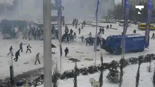 Kazahstanul, în pragul războiului civil. Momentul în care protestatarii "sparg" cordonul forţelor de ordine folosind o maşină