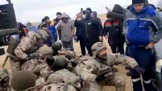 VIDEO. Soldați din Kazahstan, dezarmați de protestatari, înainte de venirea rușilor. Manifestanții, acuzați că sunt ”teroriști antrenați în străinătate”