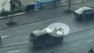 Cum era să moară biciclistul unei firme de curierat, de la o ceartă inutilă în trafic. Luat pe capotă, doar o minune l-a salvat de la tragedie: "Era sugrumat cu casca"