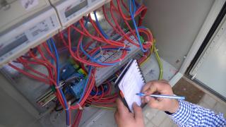 Paradoxul consumatorului: Facturile la curent, mai scumpe pe piața liberă