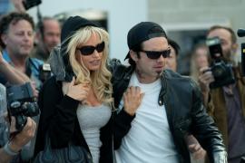 Actorul român Sebastian Stan, iubitul Pamelei Anderson în serialul “Pam și Tommy”