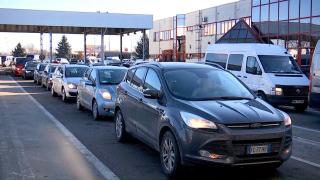 Cozi infernale în vămi, după ce românii din diaspora au plecat spre țările în care lucrează: "Stai în vamă cât stai tot drumul"