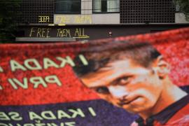 Novak Djokovic nu este ţinut "captiv" şi poate pleca oricând vrea din Australia. Tatăl sportivului a organizat un protest