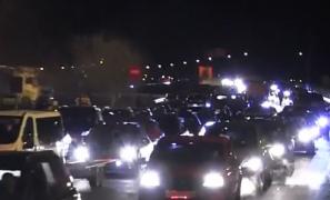 Cozi de câţiva kilometri în vămi. Numai în ultimele 24 de ore, peste 7.000 de români din diaspora au ieşit din ţară, pe la Nădlac 2