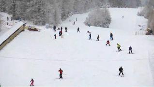 Atmosferă de basm pe pârtiile din Maramureş. Turiştii, aşteptaţi cu oferte tentante pentru 5 nopţi de cazare