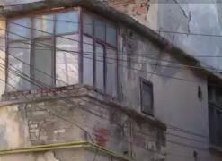 Centrul istoric al Iașului, pericol public pentru trecători: Tencuiala poate cădea oricând