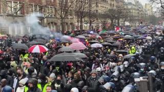 Proteste violente în Europa: Noile restricţii pentru nevaccinaţi au scos mii de oameni supăraţi în stradă