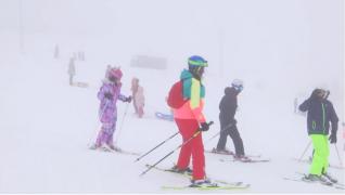 Locul din România unde zăpada rezistă chiar şi 200 de zile pe an. Turiştii au luat cu asalt Muntele Mic