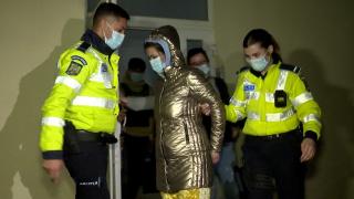 Prima reacție a mamei care și-a bătut fetița pentru a se răzbuna pe soț. Ce spun rudele despre cea care și-a umilit fiica