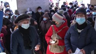 De ce stau românii la coadă cu noaptea-n cap să plătească taxele, deşi bonificaţie se acordă până în aprilie: "Păi ne-am trezit"