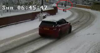 Soț și soție, spulberați de o mașină scăpată de sub control pe un drum din Maramureș. Oamenii mergeau la biserică