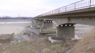 Liber la circulaţie pe un pod care pare că se poate prăbuşi în orice clipă. Doar pilonii vechi de 90 de ani îl mai susţin