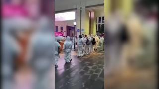 Elevii obligaţi să poarte combinezoane la şcoală. Imagini filmate în China, unde 20 de milioane de oameni sunt în lockdown