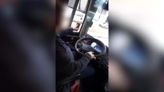 Şofer de STB filmat în timp ce conduce prin traficul bucureştean şi dă "swipe după swipe" pe TikTok