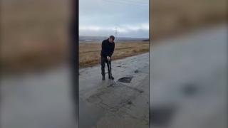 Un vasluian a jucat golf pe şoseaua ciuruită de gropi: "Cine îmi plăteşte mie maşina?"