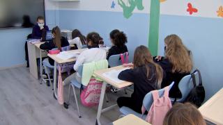 Şcoala online îi aduce pe părinţi în situaţii ce par fără ieşire: Fie plătesc bonă sau afterschool, fie renunţă la muncă