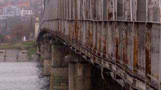 Un pod important din ţară a ajuns o ruină, cu gropi cârpite, mâncat de rugină. Costuri imense pentru reparaţii "pe hârtie"