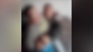 Copil bolnav din Iaşi, lovit cu pumnii de tatăl său pentru că l-a muşcat în joacă, în timp ce mama filma amuzată scena