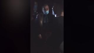 Bărbat din Gorj, bătut de un poliţist chiar în pragul casei sale, de faţă cu soţia lui care ţinea în braţe un bebeluş